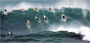 surfere på vej op på bølge