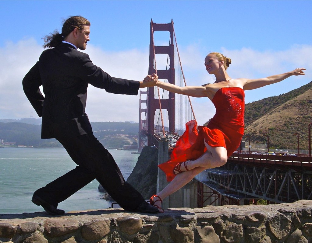 To personer danser tæt på bro i San Fransisco