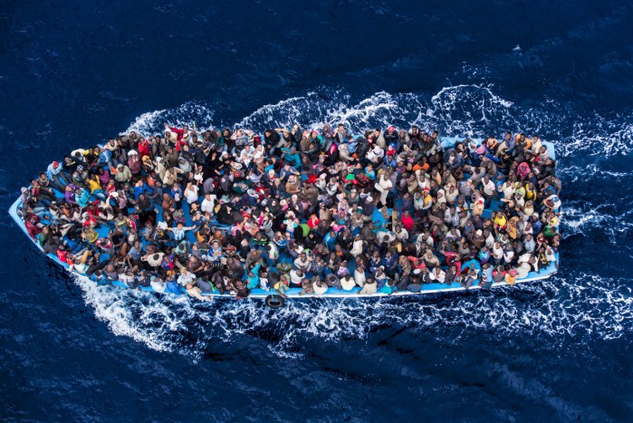 flygtninge stuvet sammen lille båd