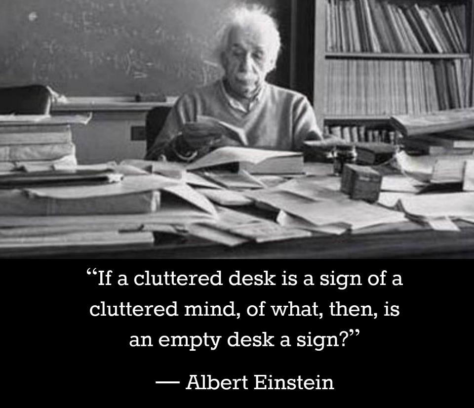 Einstein sidder ved bord